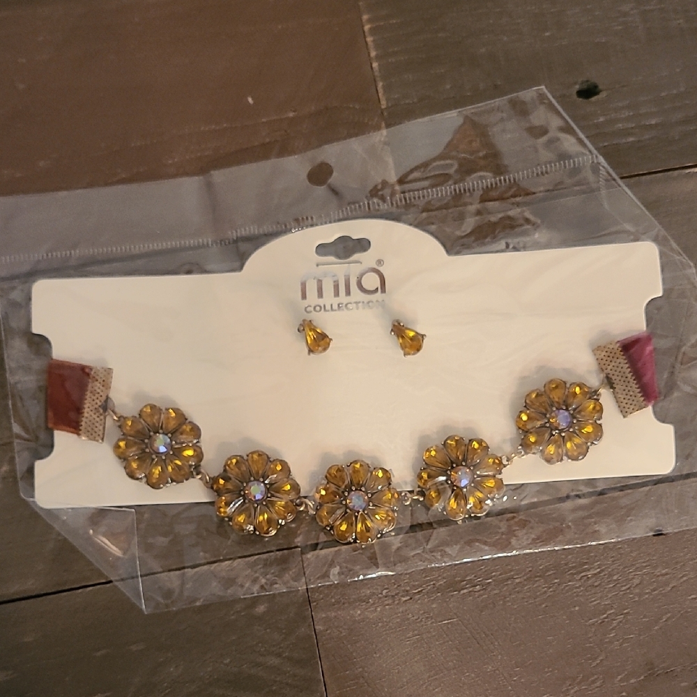 Mia Collection Gold Floral Necklace‎ and Earring Set
